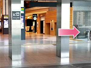 ②左側にある階段を降りてください。