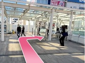 西口デッキを降りる