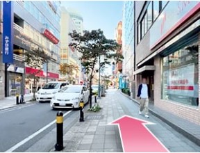 歩道をまっすぐ進む