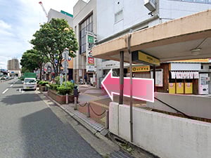 ⑨A1出口から地上に出たらまっすぐ進みます。