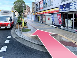 ⑩しばらくまっすぐ進んでください。