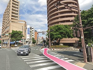 ⑬目の前の横断歩道を渡って右側の歩道を進んでください。