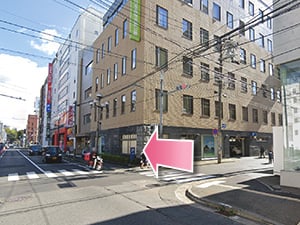 ⑯再び目の前の横断歩道を渡ります。