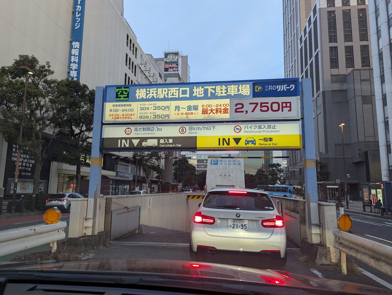 横浜駅西口地下駐車場